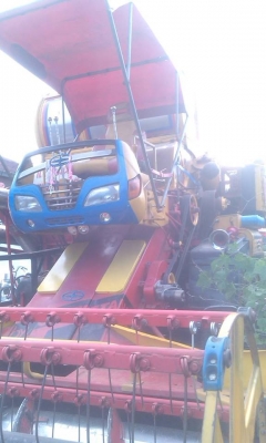 รถเกี่ยวข้าวศักดิ์พัฒนาkm49 เครื่องjo8c 260โบ ตัวเดิน12ht