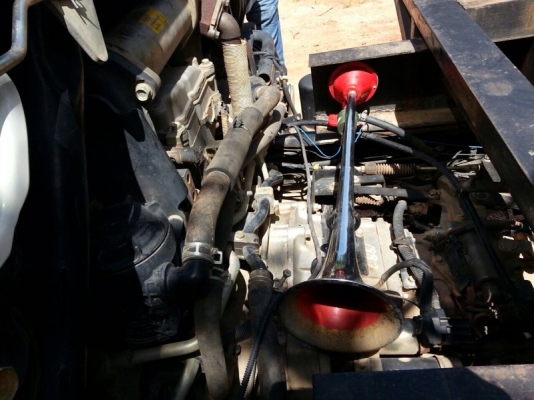 รถอีซูซุ 6 ล้อดั้ม  210 แรงม้า. ปี 54  ( รถวิ่ง 1xx,xxx กม. )  สนใจติดต่อ 081 - 6079515