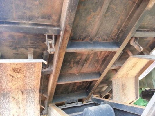 รถอีซูซุ 6 ล้อดั้ม  210 แรงม้า. ปี 54  ( รถวิ่ง 1xx,xxx กม. )  สนใจติดต่อ 081 - 6079515