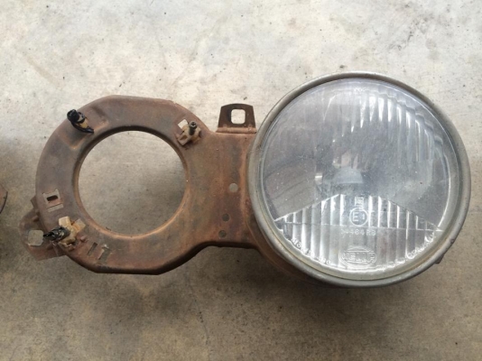 ขายไฟ BMW E30  Hella มี3ดวง ขาย1000บาท อยู่กรุงเทพ อ่อนนุช ศรีนครินทร์ ใกล้ซีคอน ส่งทั่วประเทศ รายละเอียดโทร0817113399 LINE id : bigbangsup