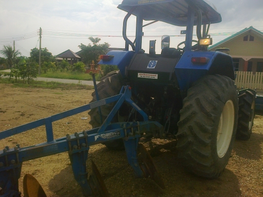 ขายNEWHOLLAND  รุ่นTS90 กรองใหญ่ รถทำงานน้อย2995ช.ม เป็นรถห้างแท้ๆสนใจ0810076640