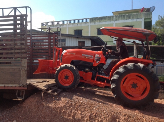 ปัญญาแทรคเตอร์มาแล้ว...จัดมาให้ตามคำเรียกร้อง  คูโบต้า L4708 พร้อมใบมีดคานล่างFD185F ผาน6x24 ตราช้าง ทำงาน 1488ชม.ครับ