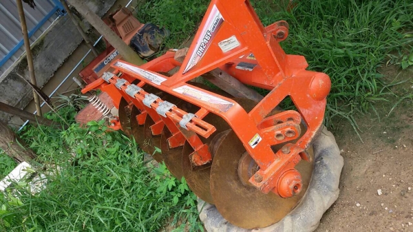 ปัญญาแทรคเตอร์มาแล้ว...จัดมาให้ตามคำเรียกร้อง  คูโบต้า L4708 พร้อมใบมีดคานล่างFD185F ผาน6x24 ตราช้าง ทำงาน 1488ชม.ครับ