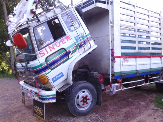 รถ6ล้อใหญ่ฮีโน่ เครื่องHO7C 185 แรง  พวงมาลัยพาเวอร์ เบรกทริบฟี่  หัวยกไฮโดลิก มีDVD เอกสารพร้อมโอน เจ้าของขายเอง ้เกลียร์สายสั่น 6 เกลียร์ รถสวยมากคัชชีสวยตลอดเส้น