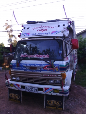 รถ6ล้อใหญ่ฮีโน่ เครื่องHO7C 185 แรง  พวงมาลัยพาเวอร์ เบรกทริบฟี่  หัวยกไฮโดลิก มีDVD เอกสารพร้อมโอน เจ้าของขายเอง ้เกลียร์สายสั่น 6 เกลียร์ รถสวยมากคัชชีสวยตลอดเส้น