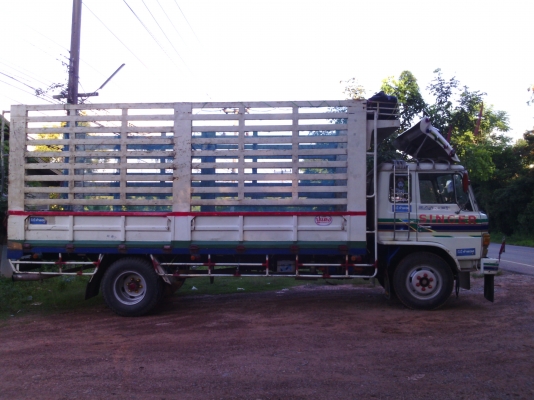 รถ6ล้อใหญ่ฮีโน่ เครื่องHO7C 185 แรง  พวงมาลัยพาเวอร์ เบรกทริบฟี่  หัวยกไฮโดลิก มีDVD เอกสารพร้อมโอน เจ้าของขายเอง ้เกลียร์สายสั่น 6 เกลียร์ รถสวยมากคัชชีสวยตลอดเส้น