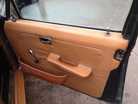 ขายเบนซ์ w123 ราคา 84,000 บาท ติดต่อ คุณเอ๋ 092-6356419