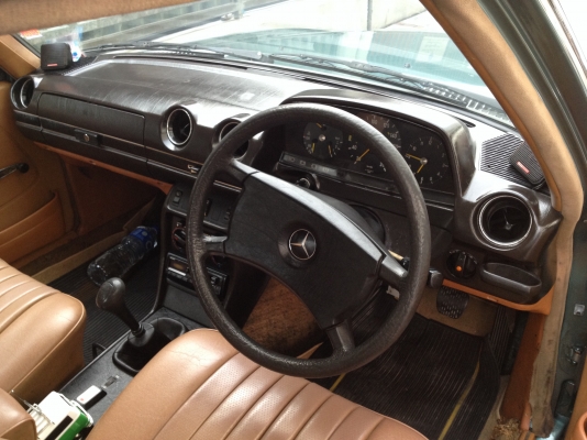 ขายเบนซ์ w123 ราคา 84,000 บาท ติดต่อ คุณเอ๋ 092-6356419