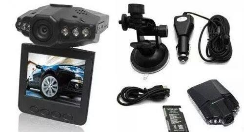 กล้องติดรถยนต์ คุณสมบัติของ HD DVR หน้าจอ LCD TFT ขนาด 2.5 นิ้ว เลนส์ซ้อนกัน 4 ชิ้น มีระยะโฟกัส 12 ซม.ถึง อนันต์ เลนส์มุมกล้ว แบบ HD ซูมได้ 4 เท่า แบบ ดิจิตอลซูม บันทึกข้อมูลวีดีโอ เป็นนามสกุล .AVI มีไมล์ และ ลำโพงในตัว สามารถชาร์จไฟในขณะที่บันทึกได้ รองร