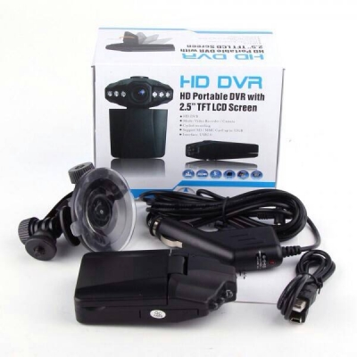 กล้องติดรถยนต์ คุณสมบัติของ HD DVR หน้าจอ LCD TFT ขนาด 2.5 นิ้ว เลนส์ซ้อนกัน 4 ชิ้น มีระยะโฟกัส 12 ซม.ถึง อนันต์ เลนส์มุมกล้ว แบบ HD ซูมได้ 4 เท่า แบบ ดิจิตอลซูม บันทึกข้อมูลวีดีโอ เป็นนามสกุล .AVI มีไมล์ และ ลำโพงในตัว สามารถชาร์จไฟในขณะที่บันทึกได้ รองร