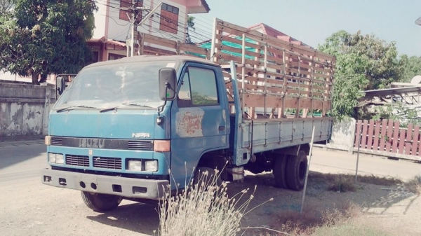 ขายด่วนๆ 6 ล้อNPR เจ้าของขายเองราคาคุยกันได้ รถอยู่ไทรน้อย นนทบุรี