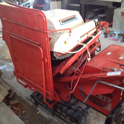 รถนวดข้าวเดินตาม เก่าญี่ปุ่น YANMAR  สภาพอย่างสวย เครื่องยนต์เบนซิน ขนาด 5.00 Hp. เป็นแทรคยาง