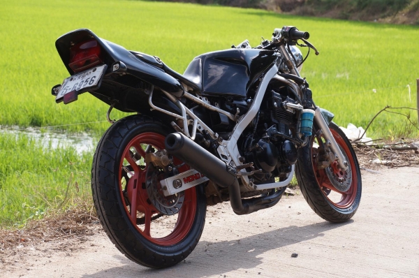 ขาย YAMAHA FZR 400 CC มีทะเบียน เล่มเขียว เลขโครง เลขเครื่องตรง สภาพรถโดยรวมตามรูป พร้อมใช้ สตาทร์ติดง่าย เครื่องดี ขับมัน ท่อดังเสียงเร้าใจ ครับ