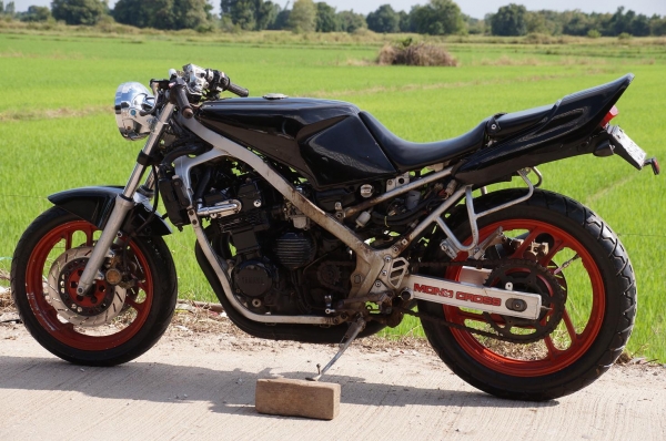 ขาย YAMAHA FZR 400 CC มีทะเบียน เล่มเขียว เลขโครง เลขเครื่องตรง สภาพรถโดยรวมตามรูป พร้อมใช้ สตาทร์ติดง่าย เครื่องดี ขับมัน ท่อดังเสียงเร้าใจ ครับ