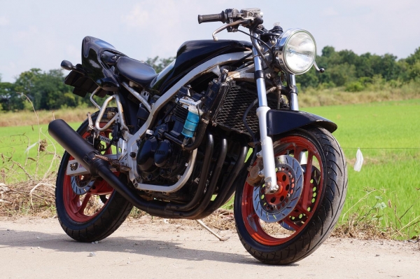 ขาย YAMAHA FZR 400 CC มีทะเบียน เล่มเขียว เลขโครง เลขเครื่องตรง สภาพรถโดยรวมตามรูป พร้อมใช้ สตาทร์ติดง่าย เครื่องดี ขับมัน ท่อดังเสียงเร้าใจ ครับ