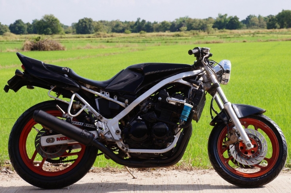 ขาย YAMAHA FZR 400 CC มีทะเบียน เล่มเขียว เลขโครง เลขเครื่องตรง สภาพรถโดยรวมตามรูป พร้อมใช้ สตาทร์ติดง่าย เครื่องดี ขับมัน ท่อดังเสียงเร้าใจ ครับ