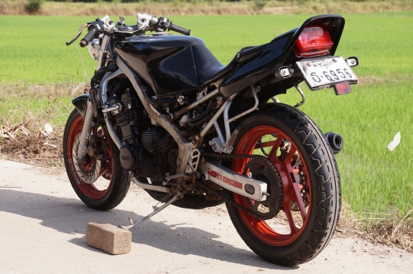 ขาย YAMAHA FZR 400 CC มีทะเบียน เล่มเขียว เลขโครง เลขเครื่องตรง สภาพรถโดยรวมตามรูป พร้อมใช้ สตาทร์ติดง่าย เครื่องดี ขับมัน ท่อดังเสียงเร้าใจ ครับ