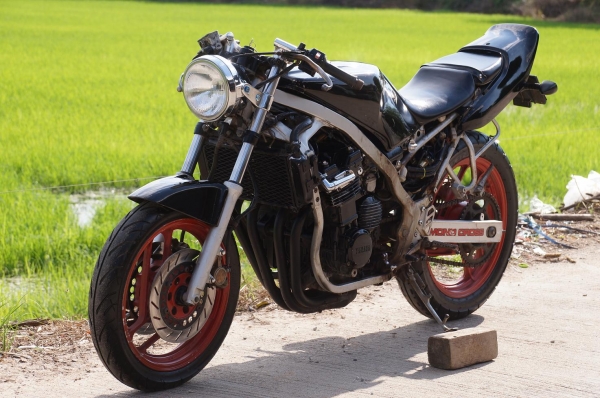 ขาย YAMAHA FZR 400 CC มีทะเบียน เล่มเขียว เลขโครง เลขเครื่องตรง สภาพรถโดยรวมตามรูป พร้อมใช้ สตาทร์ติดง่าย เครื่องดี ขับมัน ท่อดังเสียงเร้าใจ ครับ