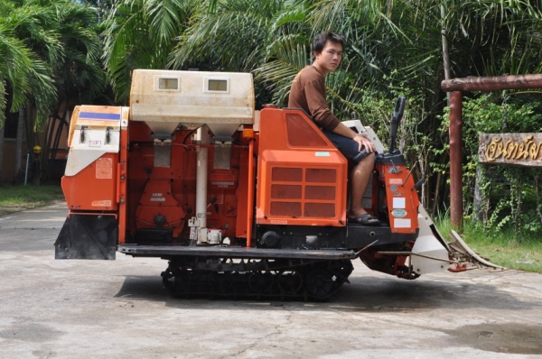 (ลดกระหน่ำ)ขายรถเกี่ยว นวดข้าว kubota ดีเซล3สูบ สวยเดิมจากญี่ปุ่น 55,000เท่านั้น