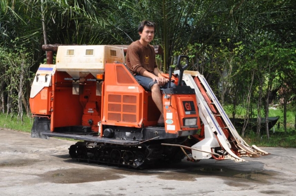 (ลดกระหน่ำ)ขายรถเกี่ยว นวดข้าว kubota ดีเซล3สูบ สวยเดิมจากญี่ปุ่น 55,000เท่านั้น