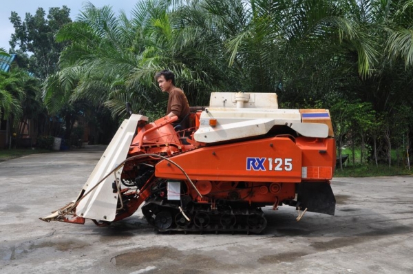 (ลดกระหน่ำ)ขายรถเกี่ยว นวดข้าว kubota ดีเซล3สูบ สวยเดิมจากญี่ปุ่น 55,000เท่านั้น