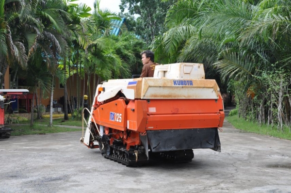 (ลดกระหน่ำ)ขายรถเกี่ยว นวดข้าว kubota ดีเซล3สูบ สวยเดิมจากญี่ปุ่น 55,000เท่านั้น