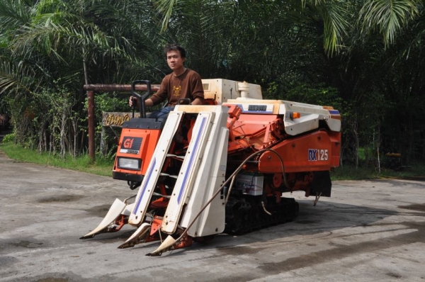 (ลดกระหน่ำ)ขายรถเกี่ยว นวดข้าว kubota ดีเซล3สูบ สวยเดิมจากญี่ปุ่น 55,000เท่านั้น