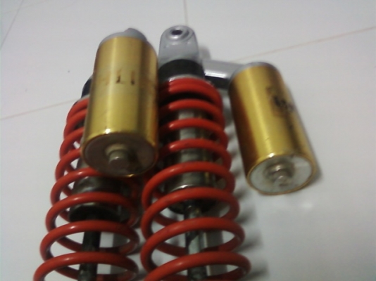 ขาย โช๊คสำหรับใส่ บิ๊กไบค์ Bigbike  OHlins สินค้ามือสองสภาพใช้ได้มี 1 คู่ ราคา 1200 บาท