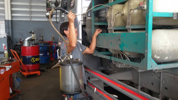 << บริการดูดน้ำมันในถังแก๊ส >>