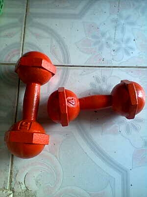 ดัมเบล 2 อัน ขนาด 5 กิโล และ 4 กิโล