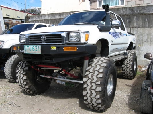 ขาย กระจังหน้า toyota ln-106,ln-111 งานใหม่ ไต้หวัน  1900 บาท