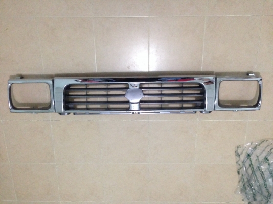 ขาย กระจังหน้า toyota ln-106,ln-111 งานใหม่ ไต้หวัน  1900 บาท