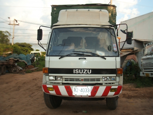 ขายรถสิบล้อ อีซูซุ 195 แรงม้า พวงมาลัยเพาเวอร์ เบรคทิฟฟี่ 1 เพลา กำลังทำเป็นเทลเลอร์บรรทุกรถเกี่ยว