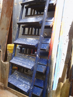 ขายบันไดนั่งร้านก่อสร้าง สภาพสวย ราคา 3,500 บาท (6 ชิ้น)