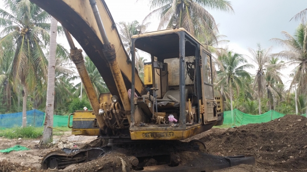 ขายอะใหล่  CAT E200B ทั้งคันด่วนครับ