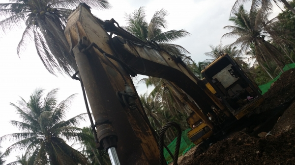 ขายอะใหล่  CAT E200B ทั้งคันด่วนครับ