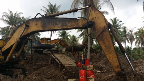 ขายอะใหล่  CAT E200B ทั้งคันด่วนครับ