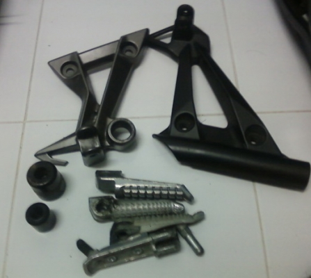 ขายอะไหล่ ชุด ติดเฟรมสำหรับใส่ที่พักเท้า ของ er6n ราคา คู่ละ 800 บาท ขายอะไหล่ ชุด ติดเฟรมสำหรับใส่ที่พักเท้า ของ er6n ราคา คู่ละ 800 บาท