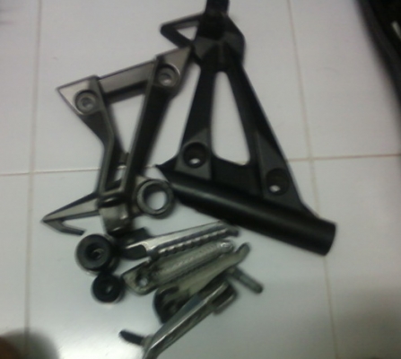 ขายอะไหล่ ชุด ติดเฟรมสำหรับใส่ที่พักเท้า ของ er6n ราคา คู่ละ 800 บาท ขายอะไหล่ ชุด ติดเฟรมสำหรับใส่ที่พักเท้า ของ er6n ราคา คู่ละ 800 บาท