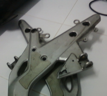 ขายอะไหล่ ชุด ติดเฟรมสำหรับใส่ที่พักเท้า ของ er6n ราคา คู่ละ 800 บาท ขายอะไหล่ ชุด ติดเฟรมสำหรับใส่ที่พักเท้า ของ er6n ราคา คู่ละ 800 บาท