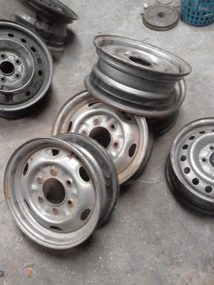 กะทะ 6 รู ขอบ 14 มี 4 ใบ TEL.081-427-3941