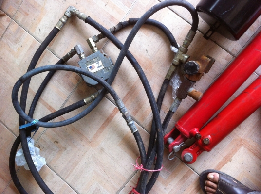 กระบอกไฮโดลิค พร้อมปั๊ม ไฟ 220 v แกนเพลา 32 มิล ความยาวกระบอกที่ยังไม่ได้ใช้งาน เมตรยี่สิบ ของ USA