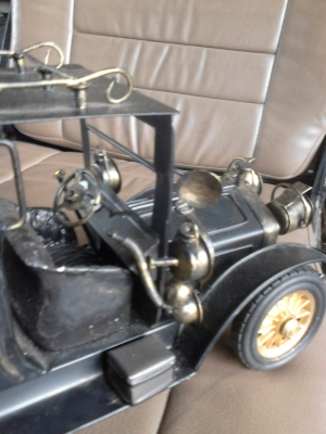 ขาย MODEL รถโบราณ  มี 1 คัน ความยาวรถ ประมาณ 25 ซม. TEL.081-427-3941