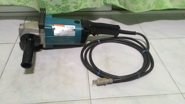 เครื่องเจียร์ makita รุ่น 9607NB ขนาด 7นิ้วสภาพดี เดิมๆ พร้อมใช้งานครับ