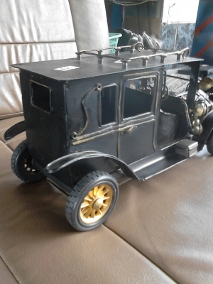 ขาย MODEL รถโบราณ ความยาวรถ ประมาณ 25 ซม.  มี 1 คัน TEL.081-427-3941
