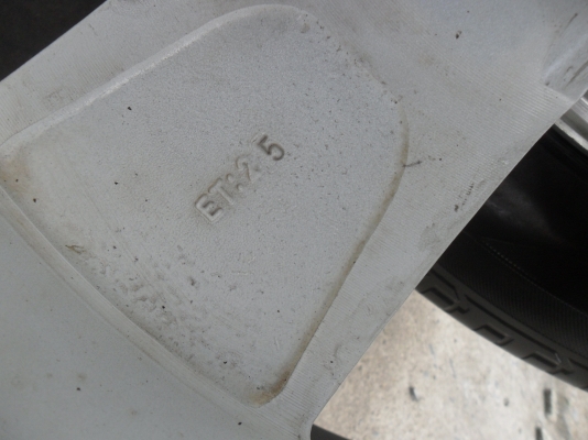 ล้อแม็ก 17นิ้ว 5รู114 พร้อมยาง สวยๆ 4 ล้อ ราคา 7900 บาท