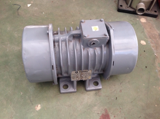ขายมอเตอร์ สั่น-เขย่า Shinko made in Japan ขนาด 0.5 HP. 380 V สภาพสวย สั่นแรง พร้อมใช้งาน มี 2 ตัวครับ