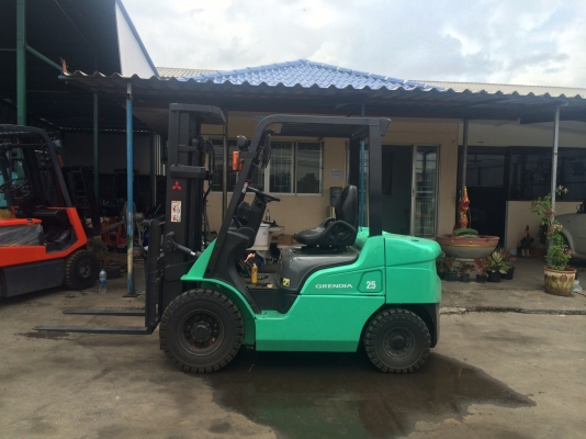 โฟล์คลิฟเก่ายุ่น5,XXXชั่วโมง Mitsubishi รุ่นล่าสุด FD25T ดีเซล ยก2.5 ตัน เสาเข้าตู้ 4 เมตรเครื่องS4S ขายถูกๆ 365,000 จะเด็ด