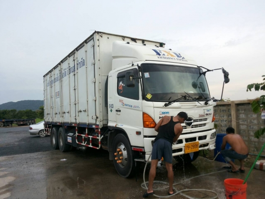 รถบรรทุก 10 ล้อใหญ่ ตู้ 10 บาน 2 คัน คันละ 1350000 บ.