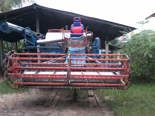 ขายรถเกี่ยวไทยเส็งยนต์สภาพเช็คใหม่พร้อมใช้งานตัวเดินๅ 10 ้ ht เพลาใหญ่ลูกปืนใหญ่ เครื่องยนต์ hino ho7d 195  hp โ